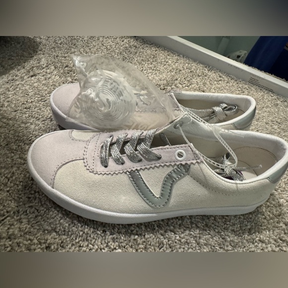 New Vans Cream Light Purple Women’s 8, Men’s 6.5 low profile athletic shoes - Picture 2 of 12
